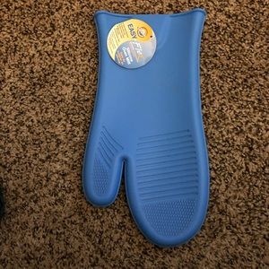 NWT - Wilton Silicone Oven Mitt Blue